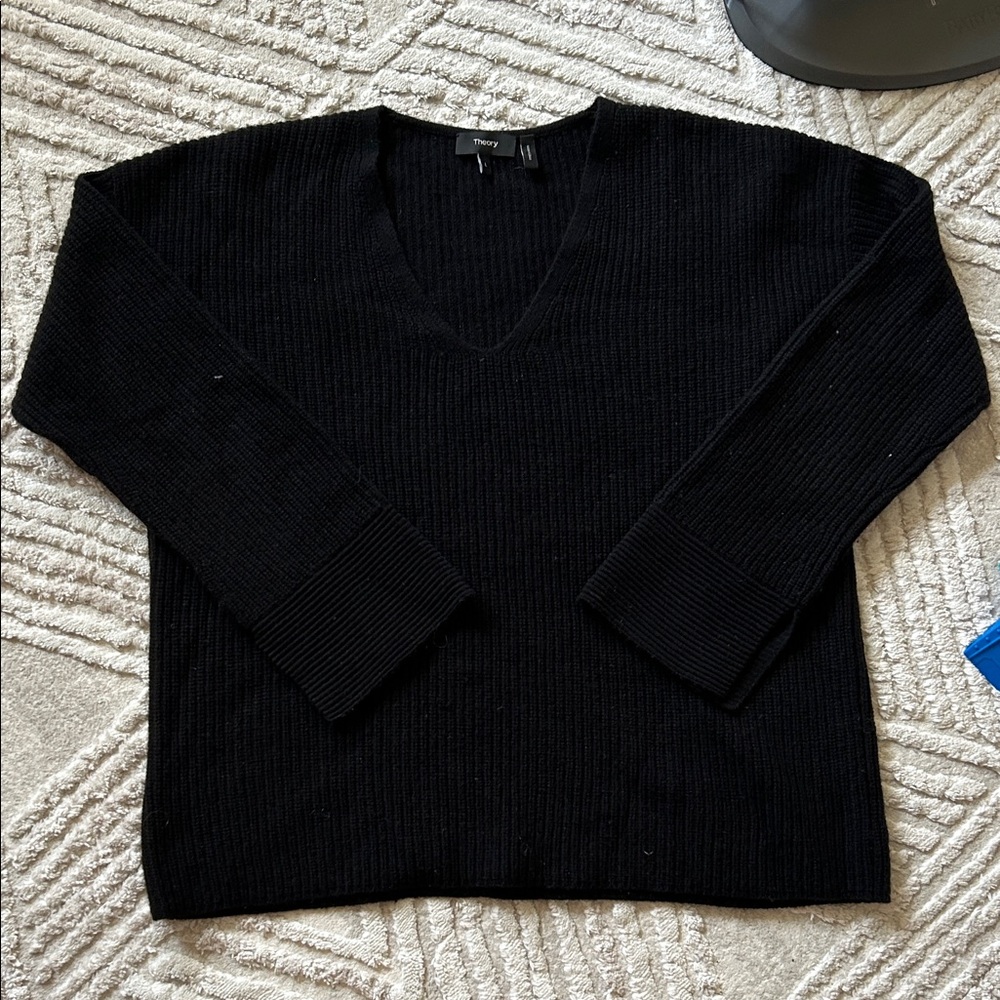 Women’s theory Black cashmere V-Neck Sweater